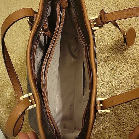 Michael Kors Medium Jet Set Tote - Picture 5 of 12